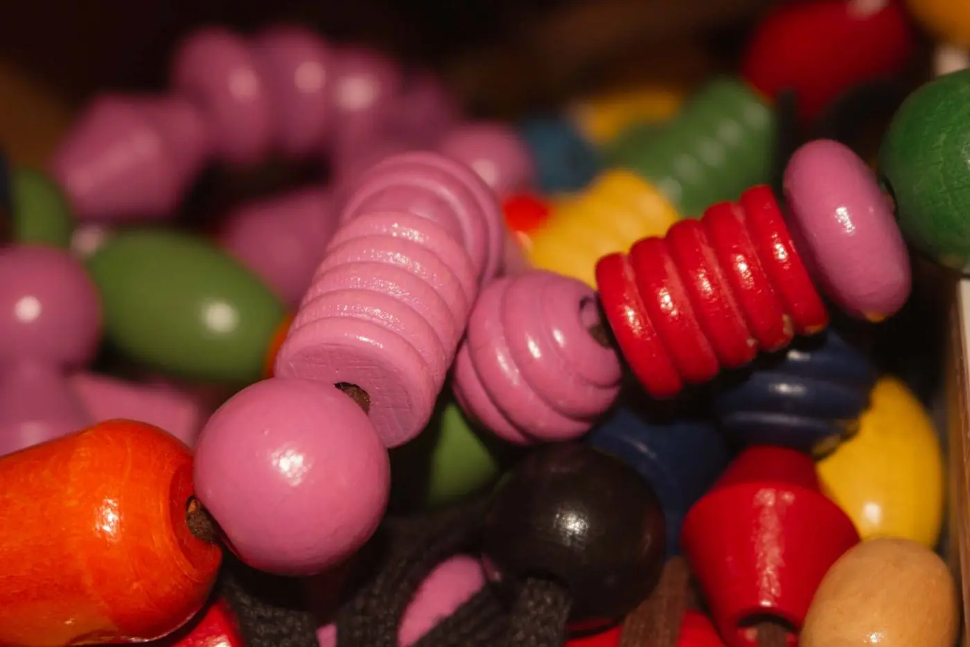 Bunte Holzperlen in verschiedenen Formen und Farben