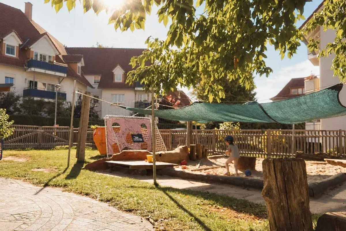 Garten mit Sandbereich, Sonnensegel und Spielgeräten