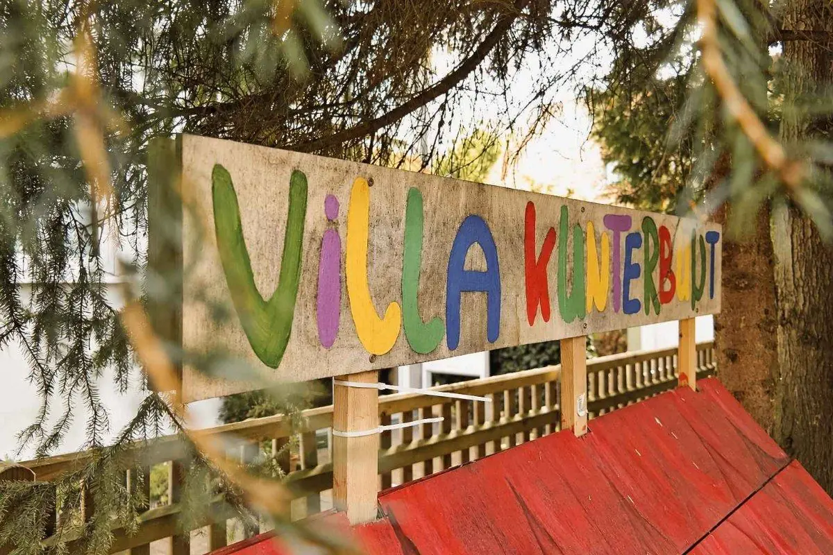 Das bunte Holzschild der Villa Kunterbunt
